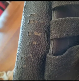 Zaino Justo nero con borchie con piccoli graffi