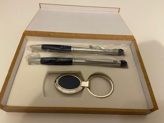 Conjunto bolígrafos y llavero azul y plata