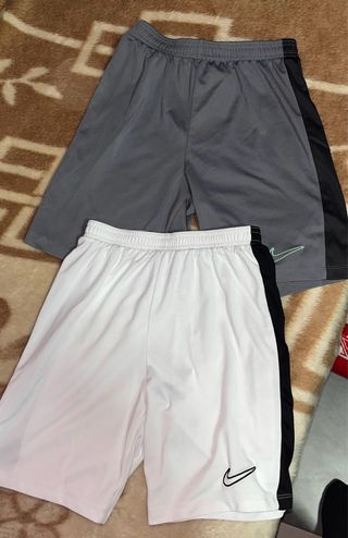 Pantalones cortos Nike grises y blancos