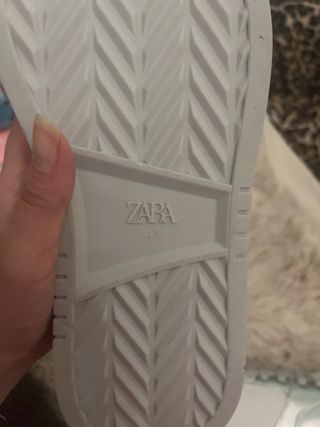 Zapatillas Zara plateadas y blancas