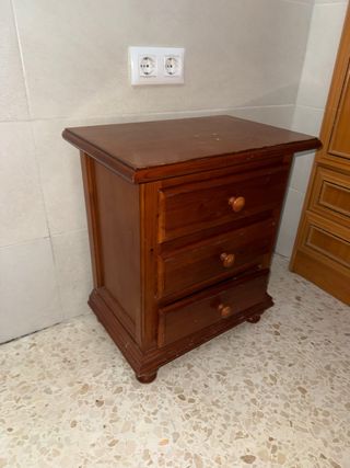 Mesa de noche de madera