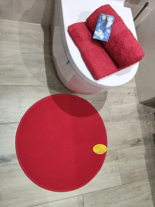 3 ALFOMBRAS Y 2 TOALLAS SIN ESTRENAR.