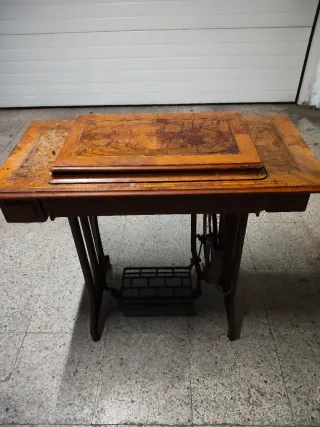 Mesa antigua para máquina de coser