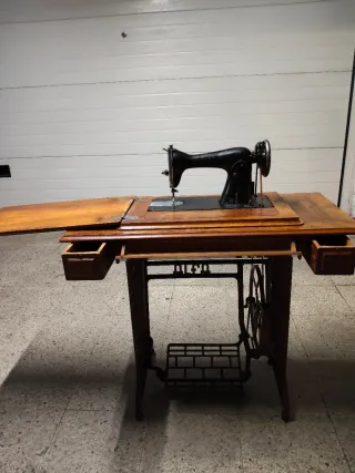 Mesa antigua para máquina de coser