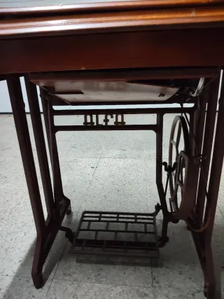 Mesa antigua para máquina de coser