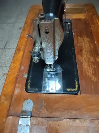 Mesa antigua para máquina de coser