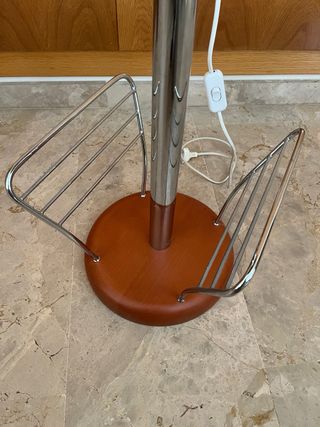 Lámpara de pie con mesa auxiliar y revistero