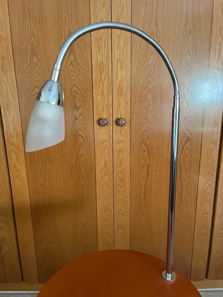 Lámpara de pie con mesa auxiliar y revistero