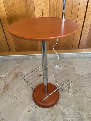 Lámpara de pie con mesa auxiliar y revistero
