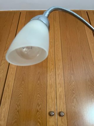 Lámpara de pie con mesa auxiliar y revistero