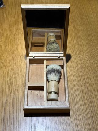 Caixa de barbear com espelho e escova