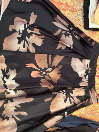 Gonna donna nera con fiori rosa