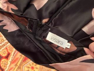 Gonna donna nera con fiori rosa