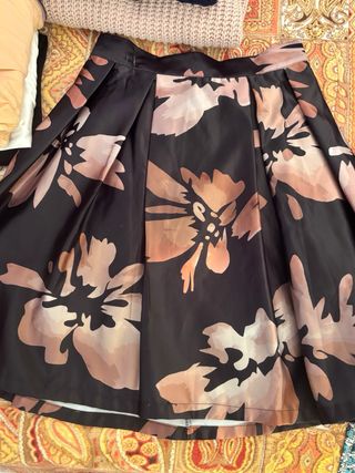 Gonna donna nera con fiori rosa