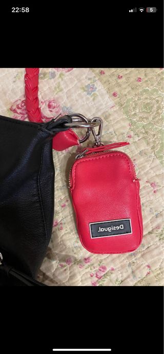 Bolso Desigual Negro con Llavero Rojo