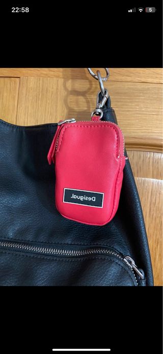 Bolso Desigual Negro con Llavero Rojo