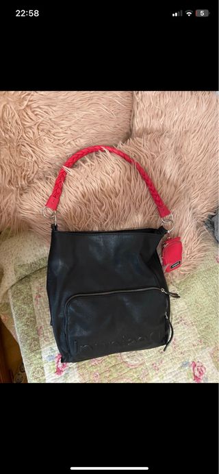 Bolso Desigual Negro con Llavero Rojo