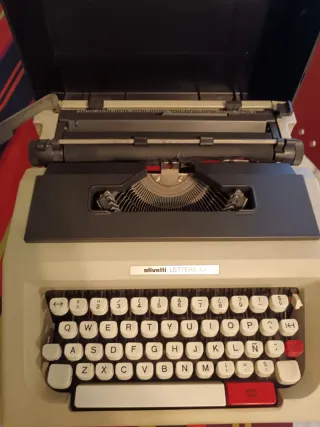 Máquina de escribir Olivetti Lettera 42