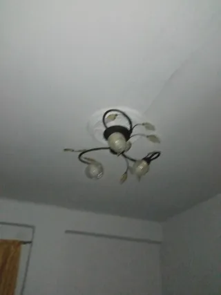 Lámpara de techo y 2 mesitas de noche