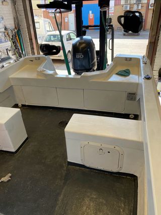 Embarcación Calypso 640 con motor 80cv 4 tiempos