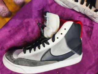 Zapatillas Nike Blazer Mid grises y blancas