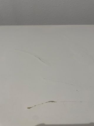 Escritorio blanco con estantería y pizarra