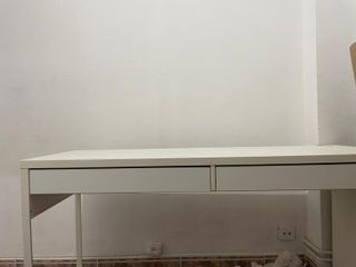 Escritorio blanco con estantería y pizarra