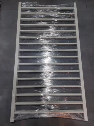 Cuna blanca para bebé + ropa de cama