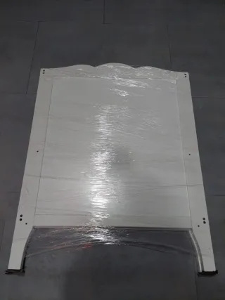 Cuna blanca para bebé + ropa de cama