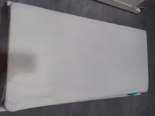 Cuna blanca para bebé + ropa de cama