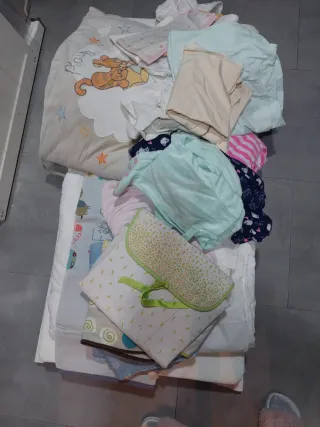 Cuna blanca para bebé + ropa de cama