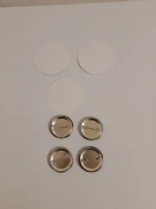 3 adesivi e 4 spille Deloitte