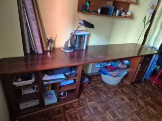 Escritorio de madera marrón