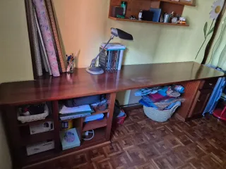 Escritorio de madera marrón