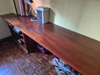 Escritorio de madera marrón
