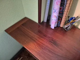 Escritorio de madera marrón