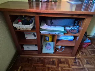 Escritorio de madera marrón