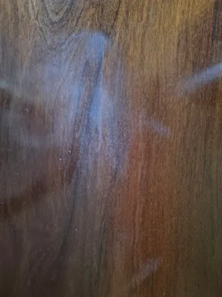 Escritorio de madera marrón