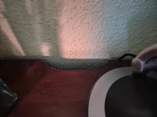 Escritorio de madera marrón