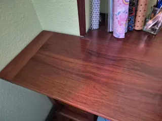 Escritorio de madera marrón