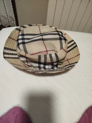 Gorro Burberry para lluvia beige multicolor