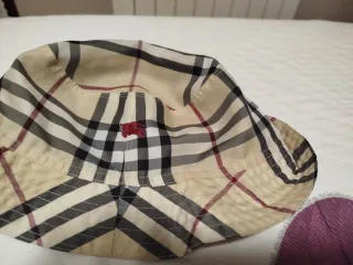 Gorro Burberry para lluvia beige multicolor