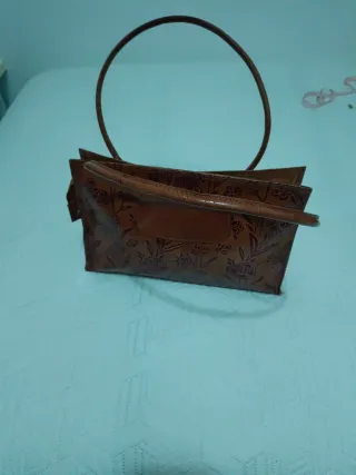 Bolso de mano de cuero con flores