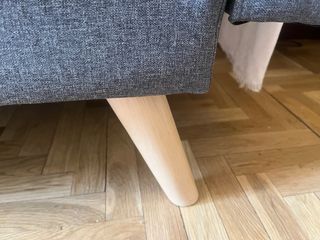 Sofá 3 plazas extensible gris oscuro patas madera