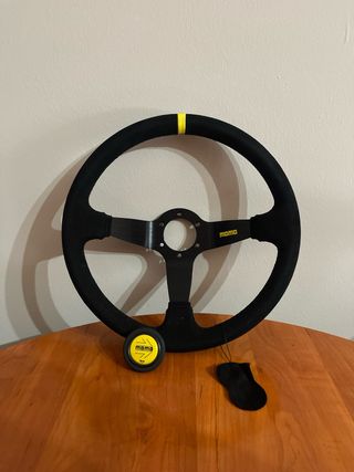 Volante Momo Desplazado Negro/Amarillo