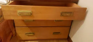 Cómoda de madera maciza con cajones