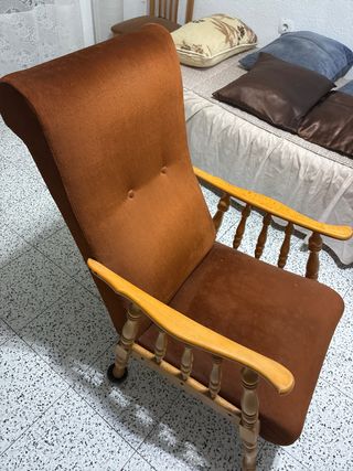 Sillón tapizado marrón con patas de madera