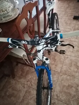 Bicicleta BH OVER.X Blanca y Azul 400€