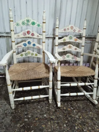 Sillas antiguas de mimbre y madera