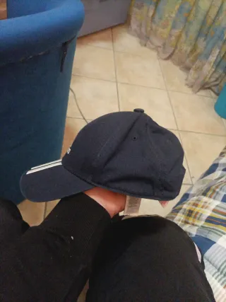 Cappello Adidas blu con strisce bianche